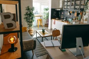 Read more about the article Jedno mieszkanie, dwa tryby: projekt stref pracy, relaksu i gościnnych bez przebudowy
