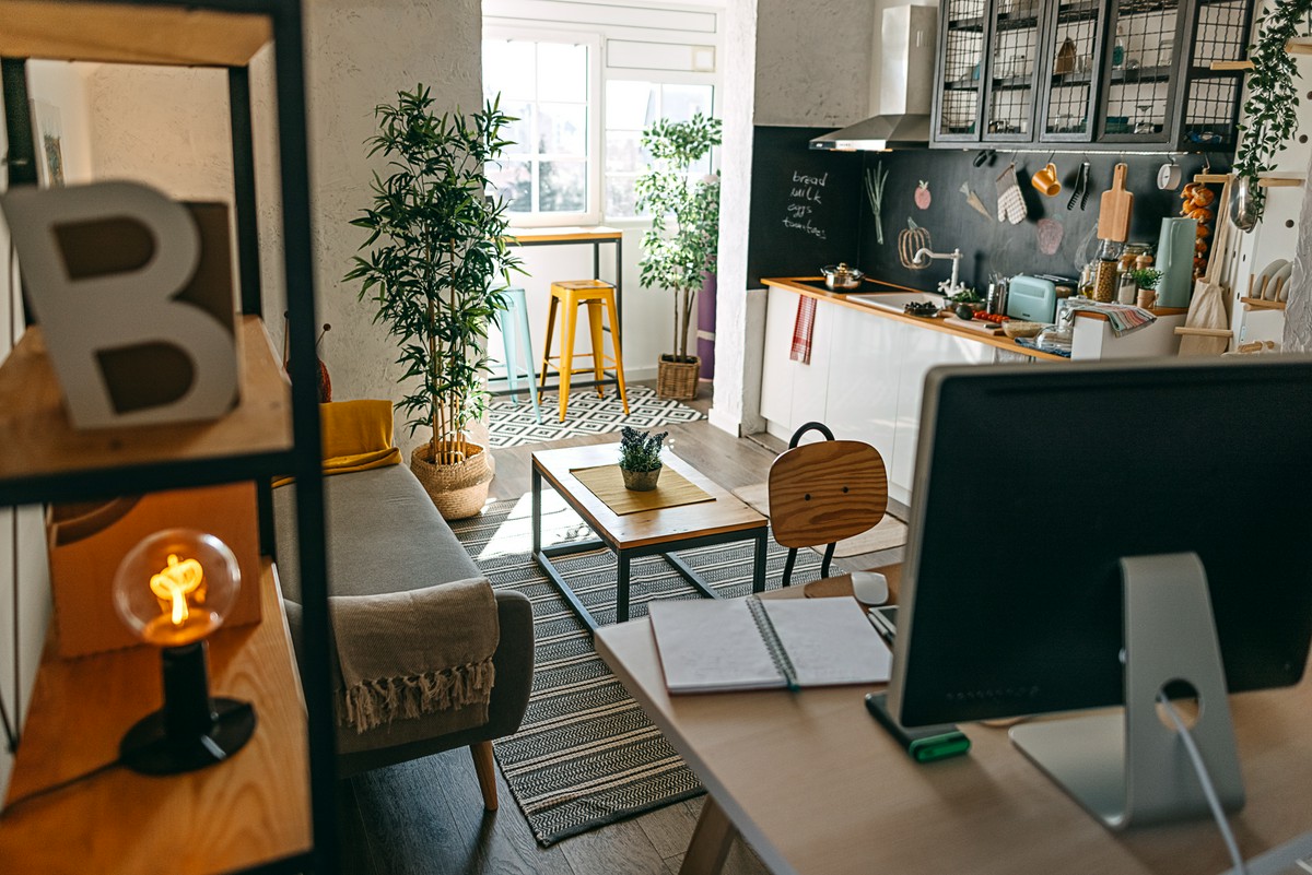 You are currently viewing Jedno mieszkanie, dwa tryby: projekt stref pracy, relaksu i gościnnych bez przebudowy